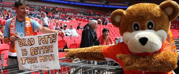 Blackpool fan sign