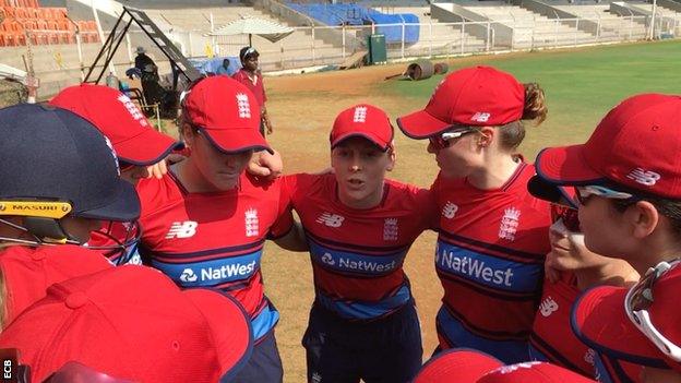 Heather Knight leads an England huddle in India