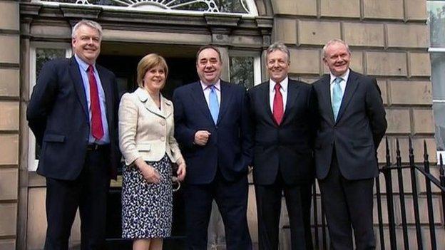 Carwyn Jones (chwith) yn cyfarfod â Nicola Sturgeon a gweddill penaethiaid yr awdurdodau datganoledig yn 2011