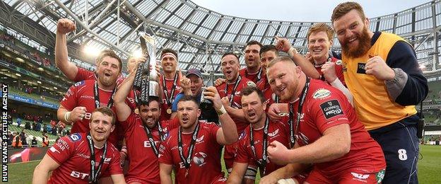 Scarlets celebrate winning the Pro12 title in May 2017