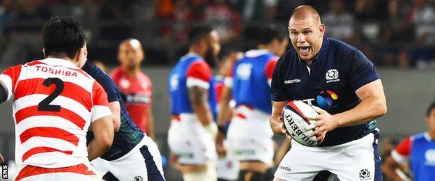 Gordon Reid carries the ball against Japan in Tokyo