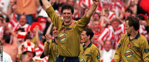 Niall Quinn celebrates making it 3-2 to Sunderland