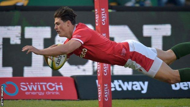 Louis Rees-Zammit dives over for the game's opening score