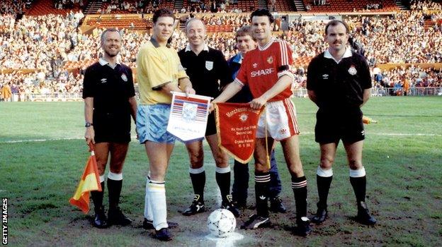 Manchester United's famous Class of 92 lifted the FA Youth Cup with a 3-2 second leg victory over Crystal Palace.