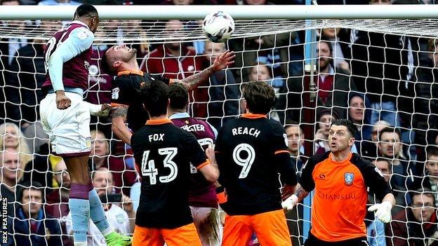 Jonathan Kodjia (left)