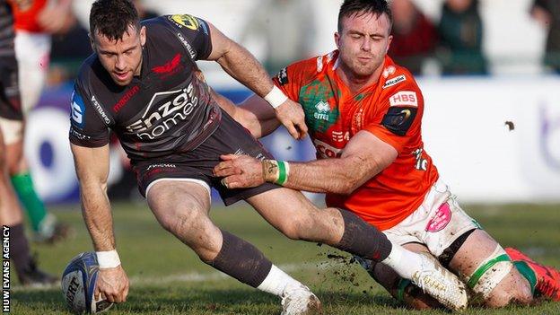 Gareth Davies touches down for the first of his two tries against Benetton Rugby