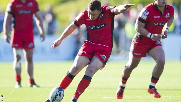 Duncan Weir kicks a penalty for Edinburgh