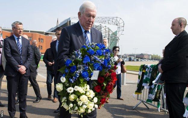 Rangers' John Greig lays a wreath in memorial to Celtic's Billy McNeill