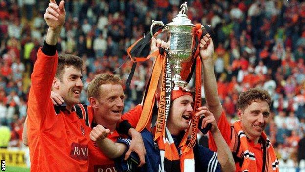 Dundee United celebrate winning the Scottish Cup in 1994