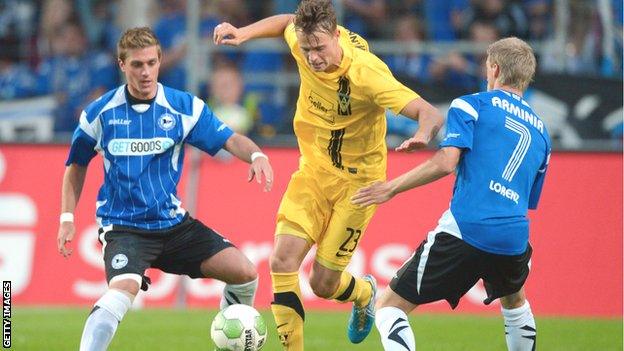 Timmy Thiele (centre) in action for Aachen