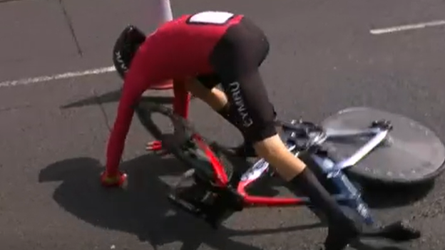 Geraint Thomas crashes in the men's time trial