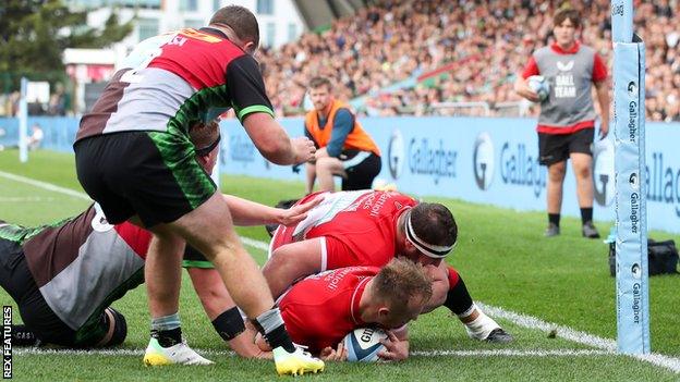 Tommy Reffell scoring for Leicester Tigers