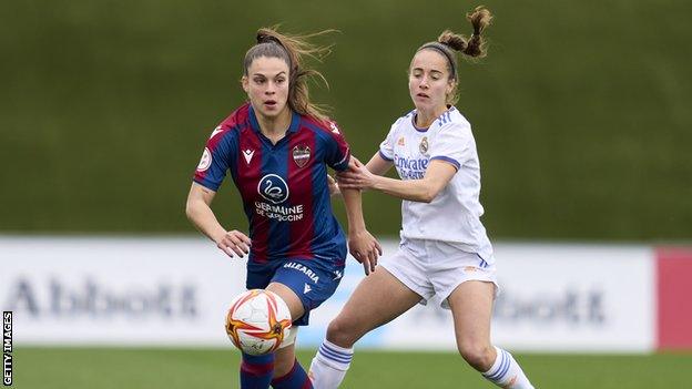 Gio Queiroz playing for Barcelona B