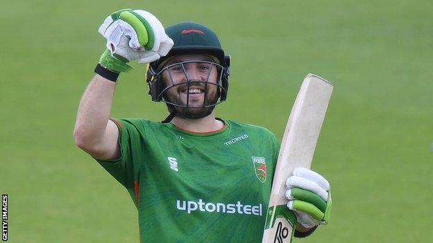 Josh Inglis batting for Leicestershire