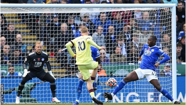 Emile Smith Rowe scores for Arsenal