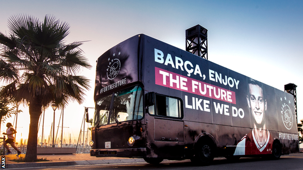 Ajax bus displaying thank you message for Frenkie de Jong