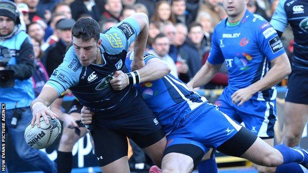 Steven Shingler scores for Cardiff Blues against Newport Gwent Dragons