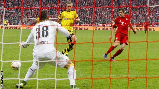 Robert Lewandowski scores Bayern Munich's fourth goal