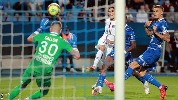 Achraf Hakimi scoring PSG's equaliser