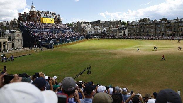 Crowds watch Tiger Woods on the 18th