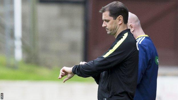 Jackie McNamara looks concerned on the Dundee United touchline