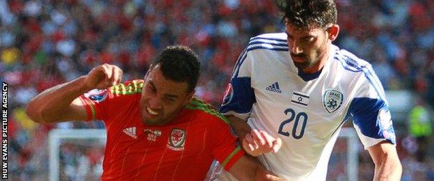 Hal Robson-Kanu challenges Omri Ben Harush of Israel