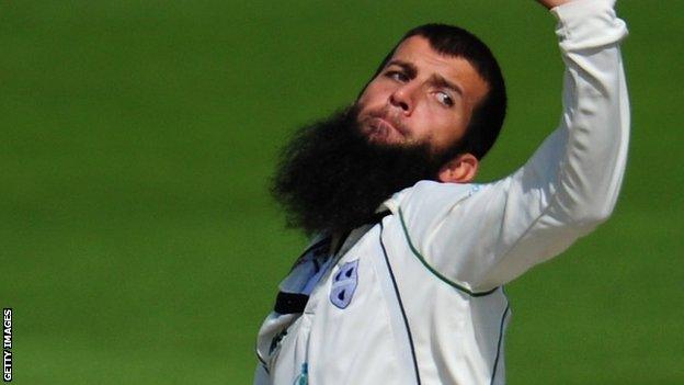 Moeen Ali bowls for Worcestershire