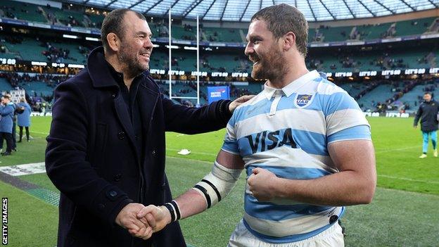 Michael Cheika congratulates Julian Montoya after Argentina beat England in November