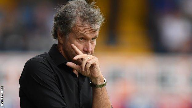 Kevin Bond on the sidelines at Southend United