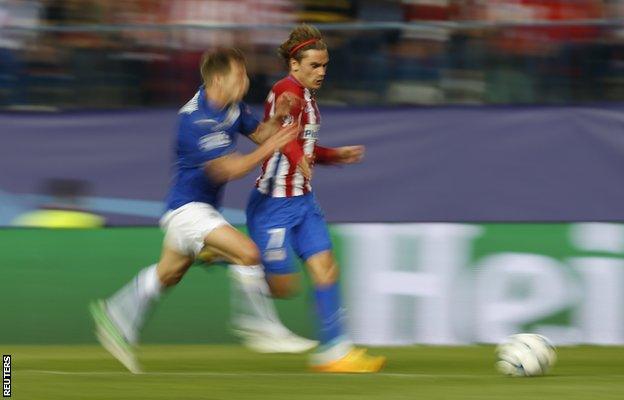 Marc Albrighton fouls Antoine Griezmann