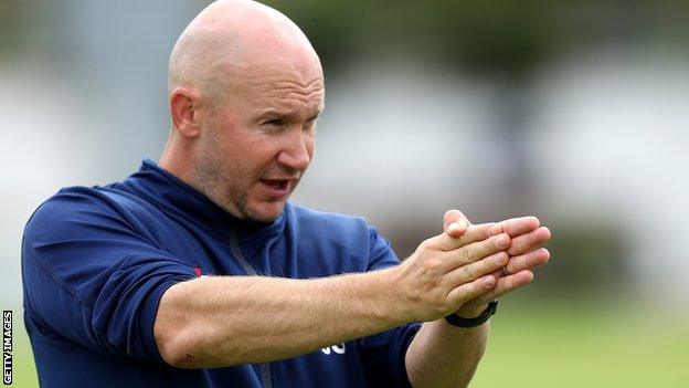 John Sadler speaks to the Northants players