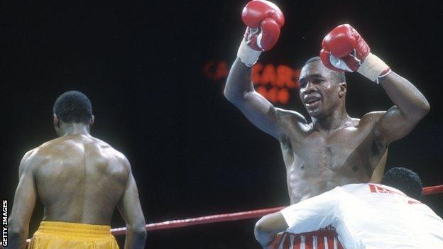 Sugar Ray Leonard celebrates beating Thomas Hearns