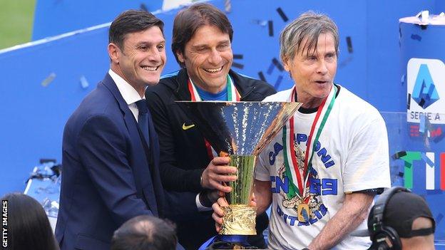 Antonio Conte (centre)