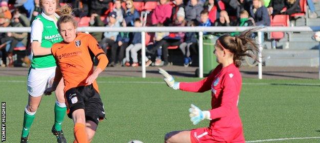 Hayley Lauder makes it 3-0 for Glasgow City