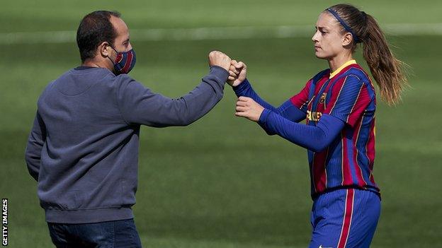 Lluis Cortes fist bumps Alexia Putellas