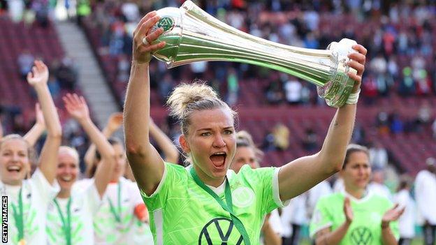 Alexandra Popp celebrates winning the German cup