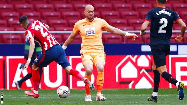 Yannick Carrasco scores