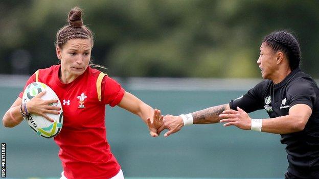 New Zealand's Selica Winiata closes in on Wales wing Jasmine Joyce