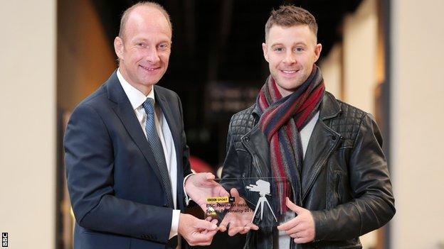 鶹ҳ Sport NI's Stephen Watson presents Jonathan Rea with his award