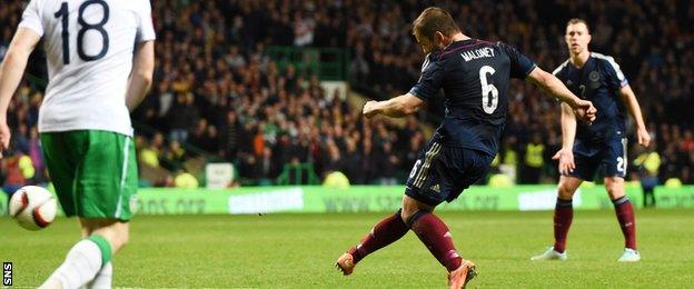 Shaun Maloney scores for Scotland against Republic of Ireland