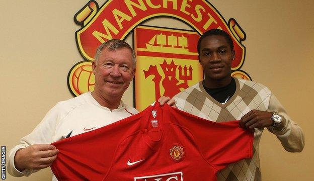 Manucho signs for Manchester United