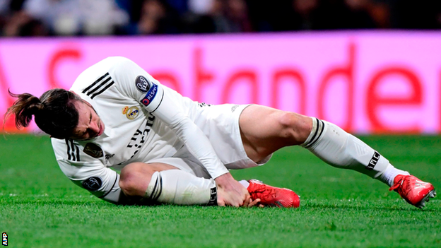 Gareth Bale falls down in pain