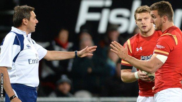 Sam Warburton makes a point to referee Jerome Garces