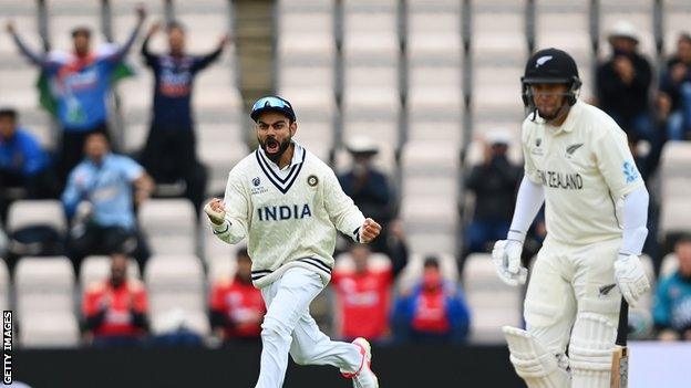 Kohli celebrates Taylor wicket