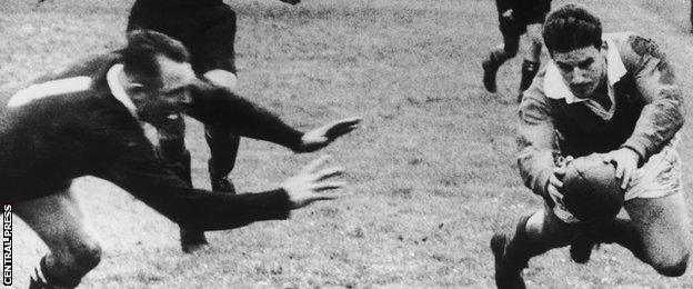 Bev Risman scores for the 1959 British and Irish Lions against New Zealand