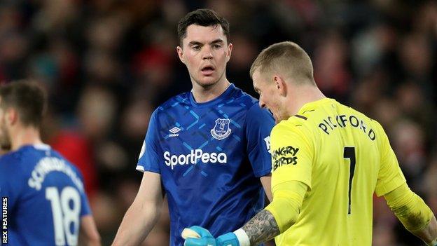 Michael Keane (centre) and Jordan Pickford (right)