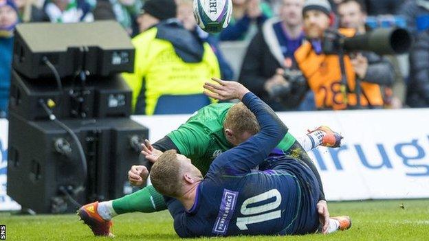 Finn Russell passes to Sam Johnson as Scotland score a try against Ireland