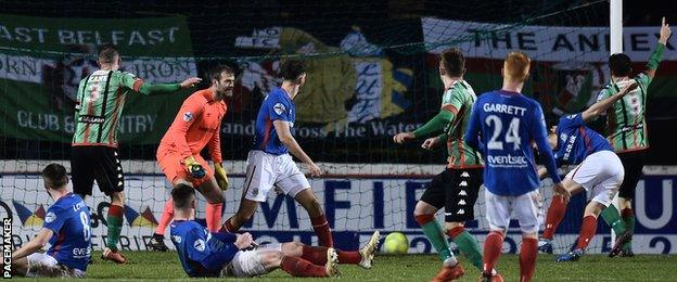 Linfield lost 2-1 at the Oval as Glentoran scored the winner in stoppage-time