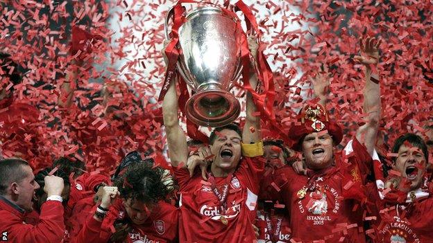 Steven Gerrard lifts the Champions League trophy