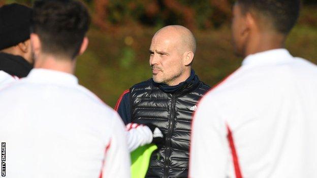 Freddie Ljungberg talks to players during an Arsenal training session